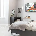 Holiday home Luxury Townhouse In